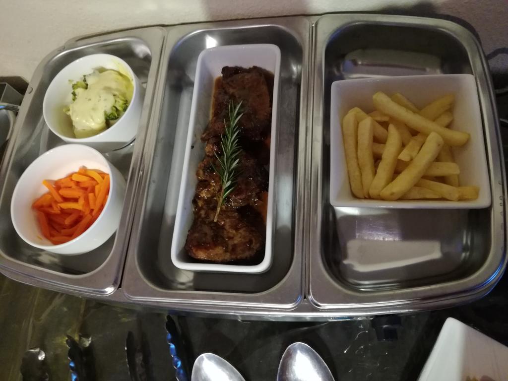 All Over Africa Guest House 켐턴파크 외부 사진